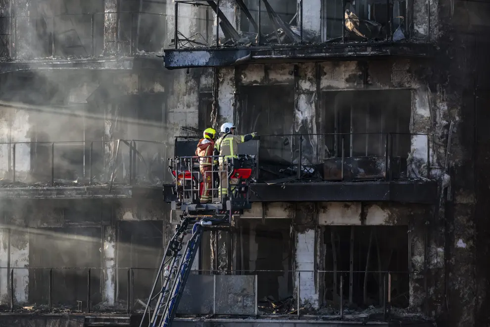 Al menos cuatro fallecidos y 14 desaparecidos a la espera de que entren los bomberos en los edificios que han ardido en Valencia