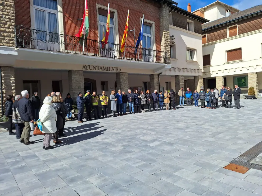 Minuto de silencio en Sabiñánigo por las víctimas de Valencia.