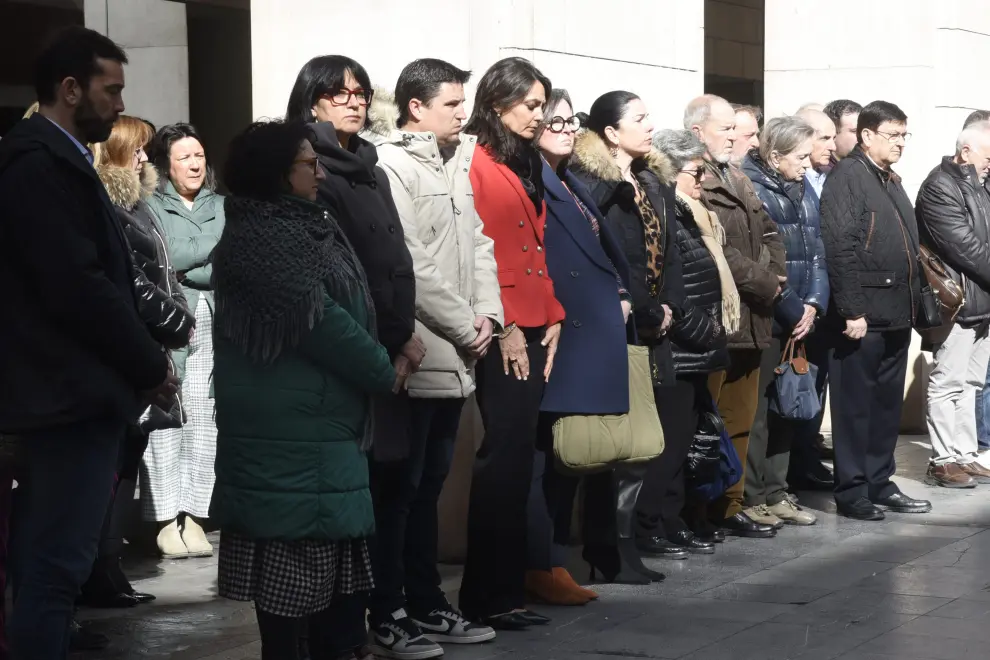 Minuto de silencio frente al Ayuntamiento de Huesca