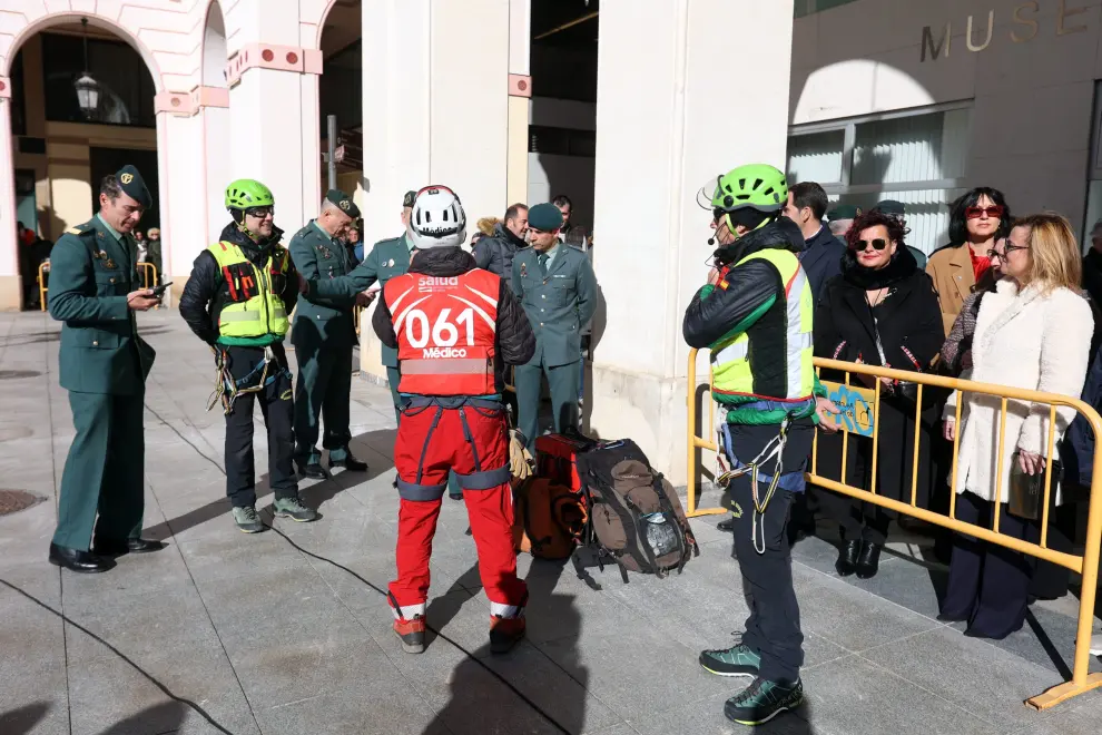 Miembros de los Grupos de Rescate e Intervención en Montaña de la Guardia Civil han socorrido a un montañero "accidentado" en el centro de la plaza López Allué.
