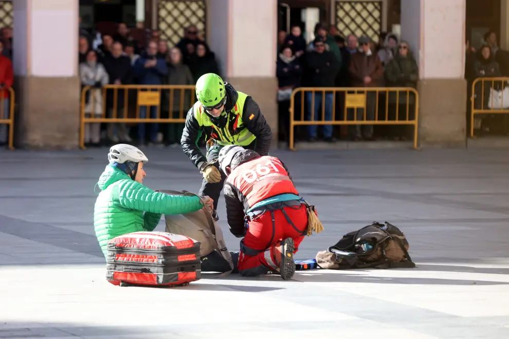 Miembros de los Grupos de Rescate e Intervención en Montaña de la Guardia Civil han socorrido a un montañero "accidentado" en el centro de la plaza López Allué.