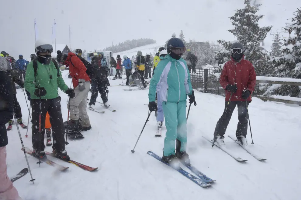 Los esquiadores han disfrutado de una intensa jornada de esquí gracias a las últimas precipitaciones.