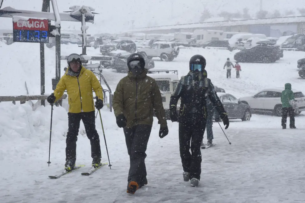 Los esquiadores han disfrutado de una intensa jornada de esquí gracias a las últimas precipitaciones.