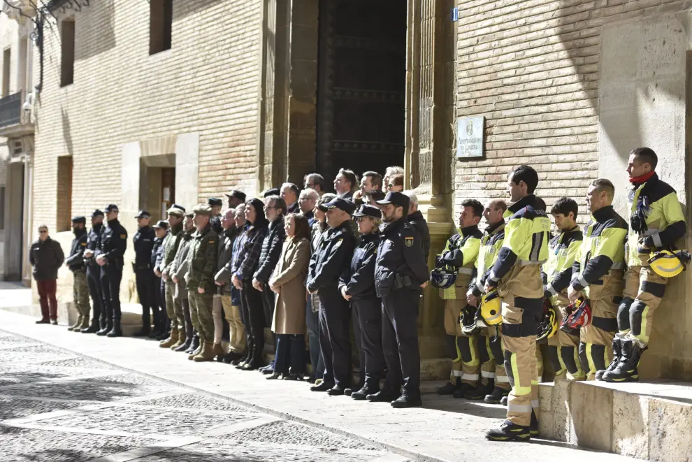 El acto de homenaje ha tenido lugar la mañana de este lunes frente al Ayuntamiento de la capital altoaragonesa.