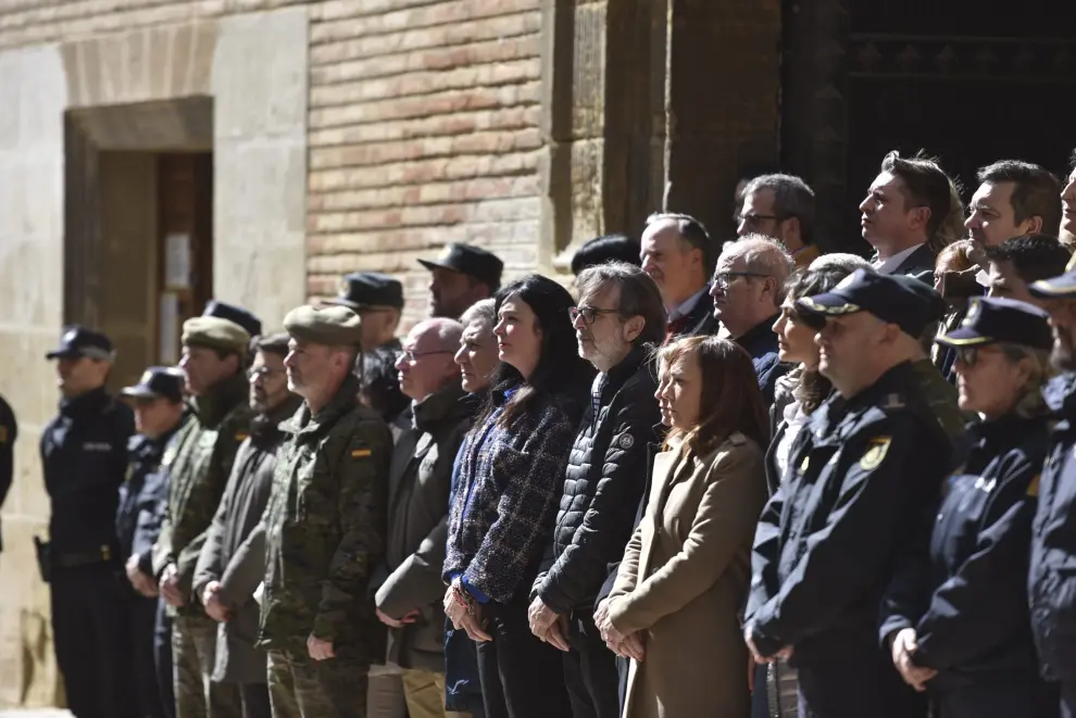 El acto de homenaje ha tenido lugar la mañana de este lunes frente al Ayuntamiento de la capital altoaragonesa.