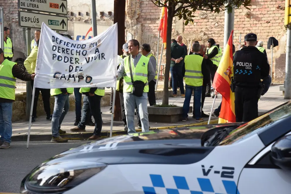 Agricultores protestan en Binéfar ante el ministro Hereu y Jorge Azcón