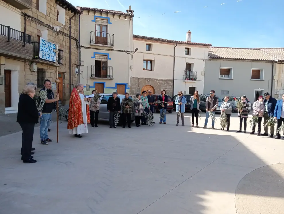 Bendición de ramos de la iglesia Cristo Rey de Sabiñánigo en la plaza de España.