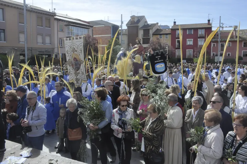 Bendición de ramos de la iglesia Cristo Rey de Sabiñánigo en la plaza de España.