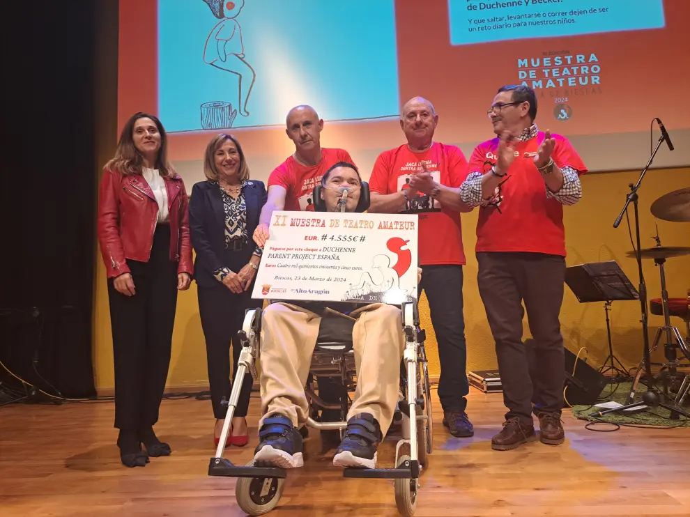 Quique Grávalos recogió el cheque solidario para Duchenne Parent Project España.