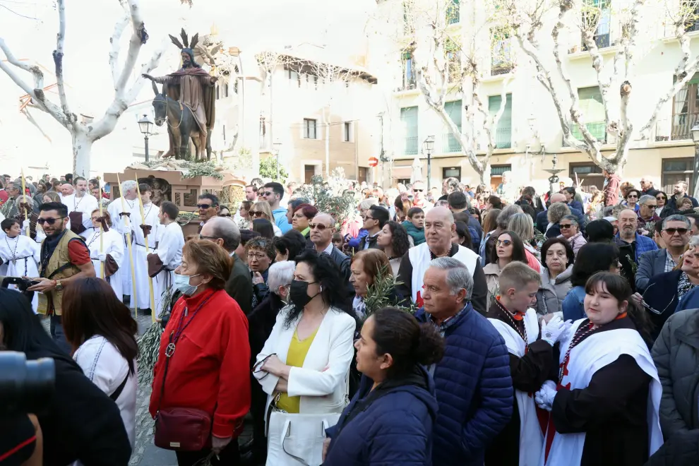 Jesús llega triunfal a Jerusalén entre palmas y brotes de olivo acompañado por cofrades de todas las edades.