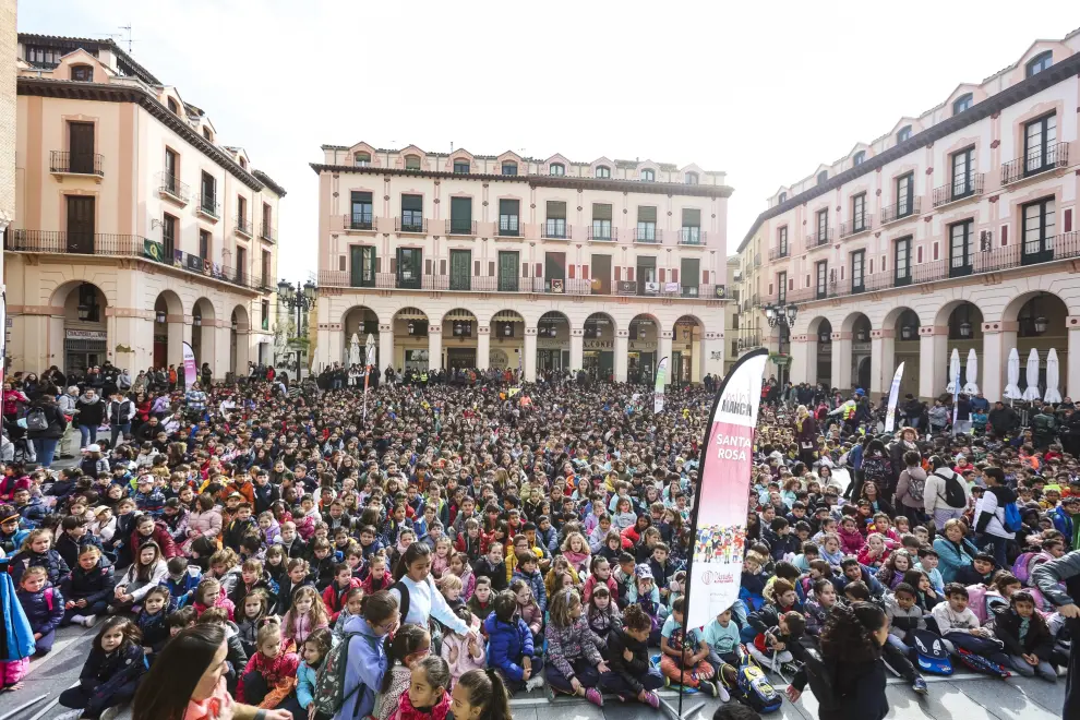 Una marea de solidaridad inunda la plaza López Allué y recorre el centro de Huesca en la Mini Marcha de Aspace