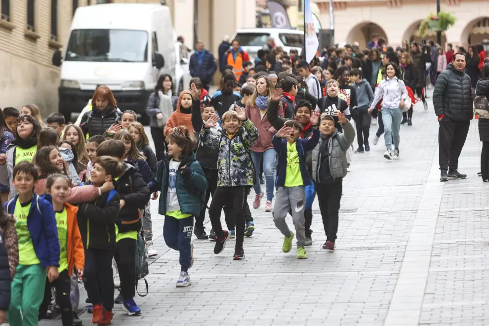 Una marea de solidaridad inunda la plaza López Allué y recorre el centro de Huesca en la Mini Marcha de Aspace