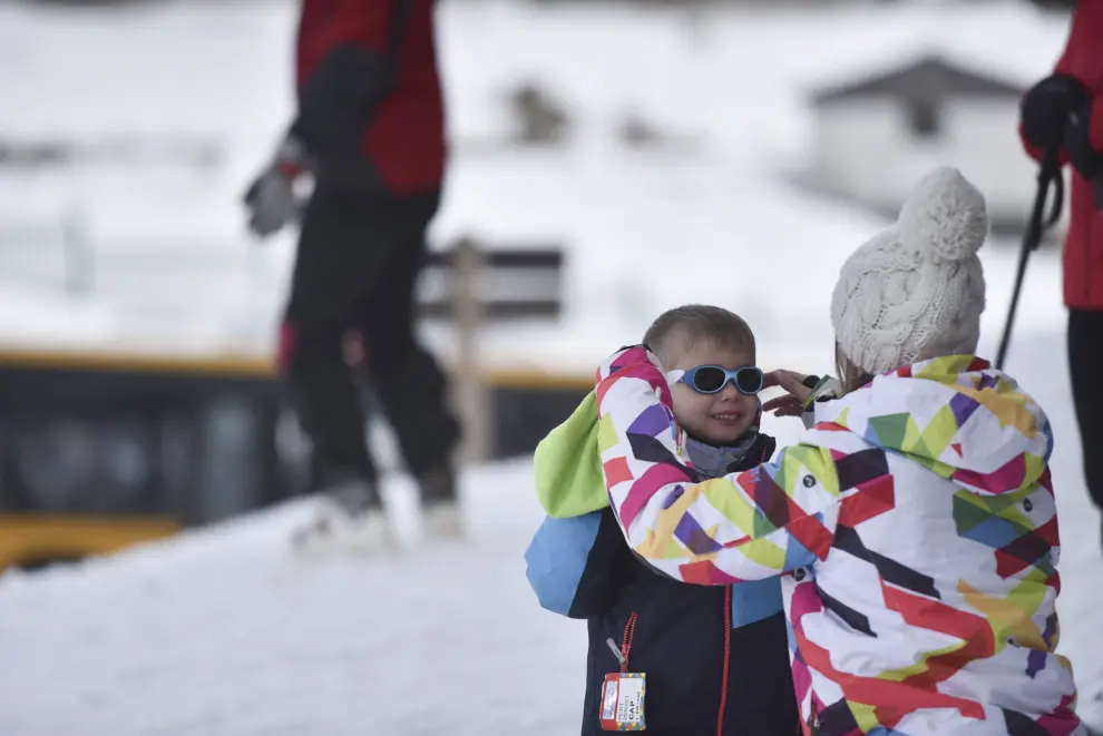 Los esquiadores disfrutan de un Jueves Santo lleno de diversión en la nieve.