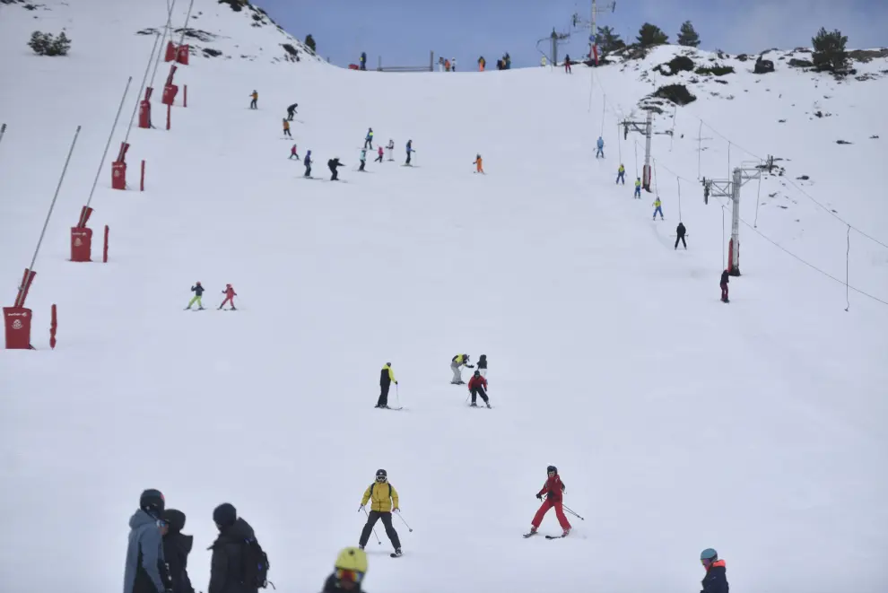 Los esquiadores disfrutan de un Jueves Santo lleno de diversión en la nieve.