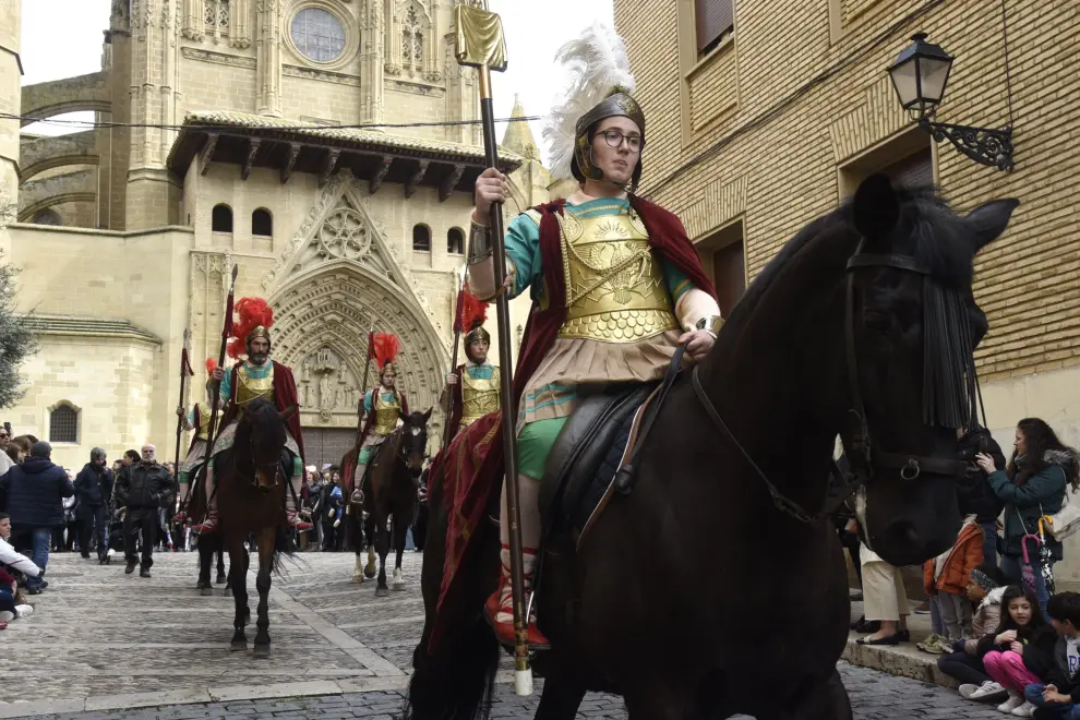 Los tambores, el desfile de romanos y la adoración al Cristo Yacente dan luz al Viernes Santo en Huesca