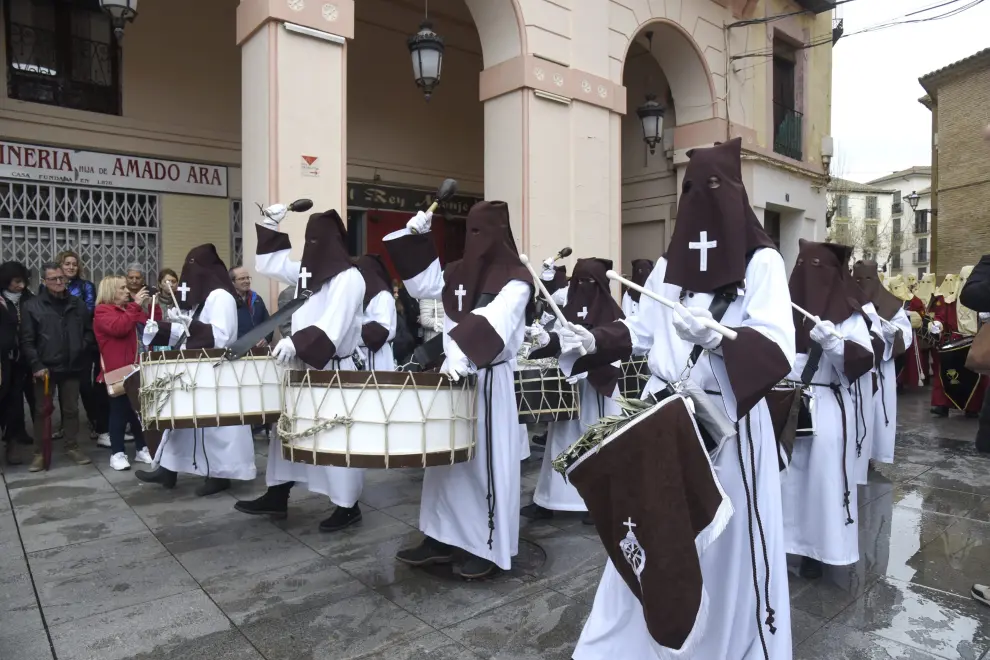 Los tambores, el desfile de romanos y la adoración al Cristo Yacente dan luz al Viernes Santo en Huesca