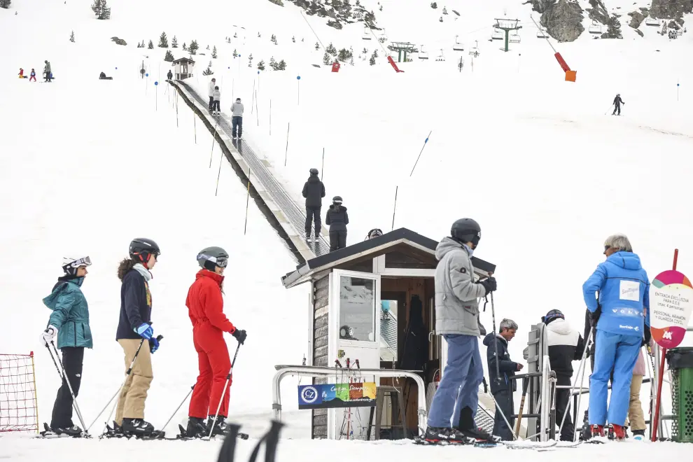 Último día de la temporada de esquí en las estaciones de Formigal-Panticosa, Cerler, Astún y Candanchú. En las imágenes, aficionados a este deporte en la estación de Formigal.