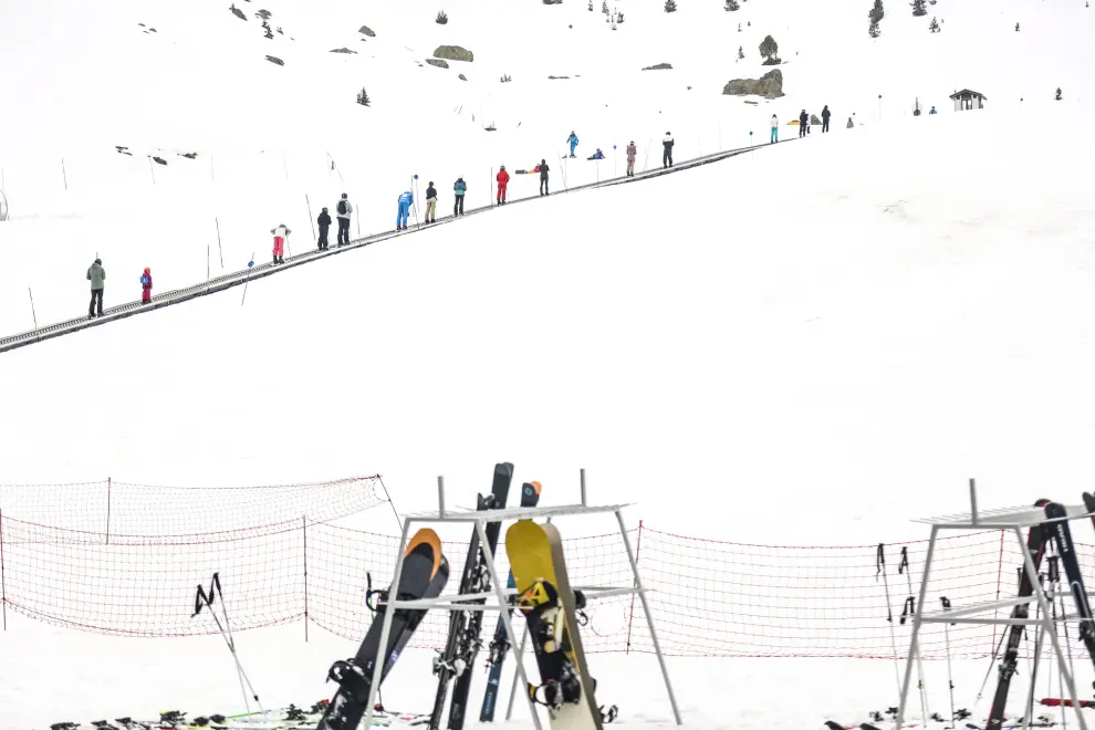 Último día de la temporada de esquí en las estaciones de Formigal-Panticosa, Cerler, Astún y Candanchú. En las imágenes, aficionados a este deporte en la estación de Formigal.