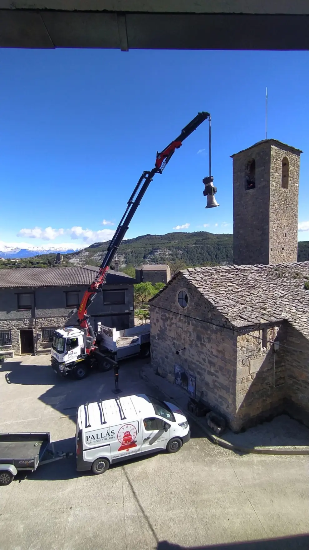 Arcusa vive un momento histórico colocando la recién restaurada campana de la iglesia de San Esteban.