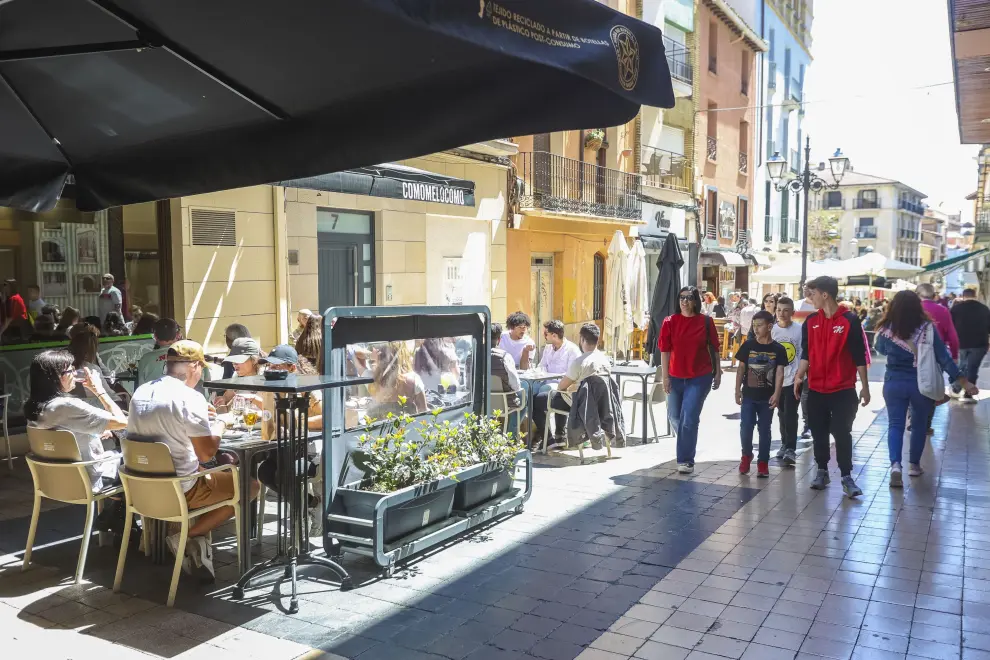 Ambientazo y buen tiempo horas previas al derbi aragonés en las calles de Huesca