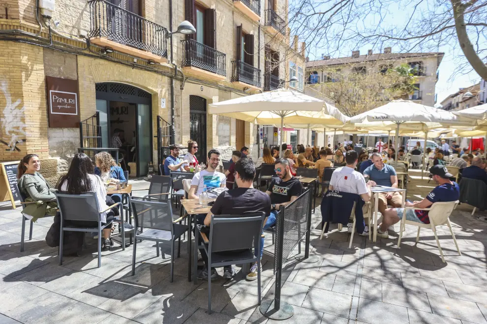 Ambientazo y buen tiempo horas previas al derbi aragonés en las calles de Huesca