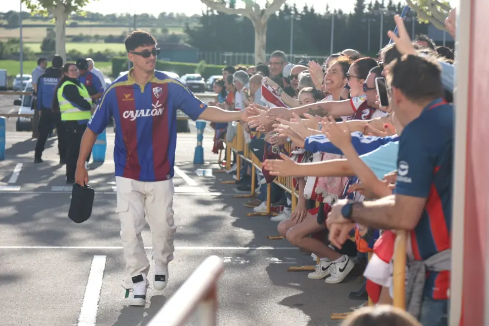 Los aficionados arropan a la SD Huesca a su llegada al Alcoraz