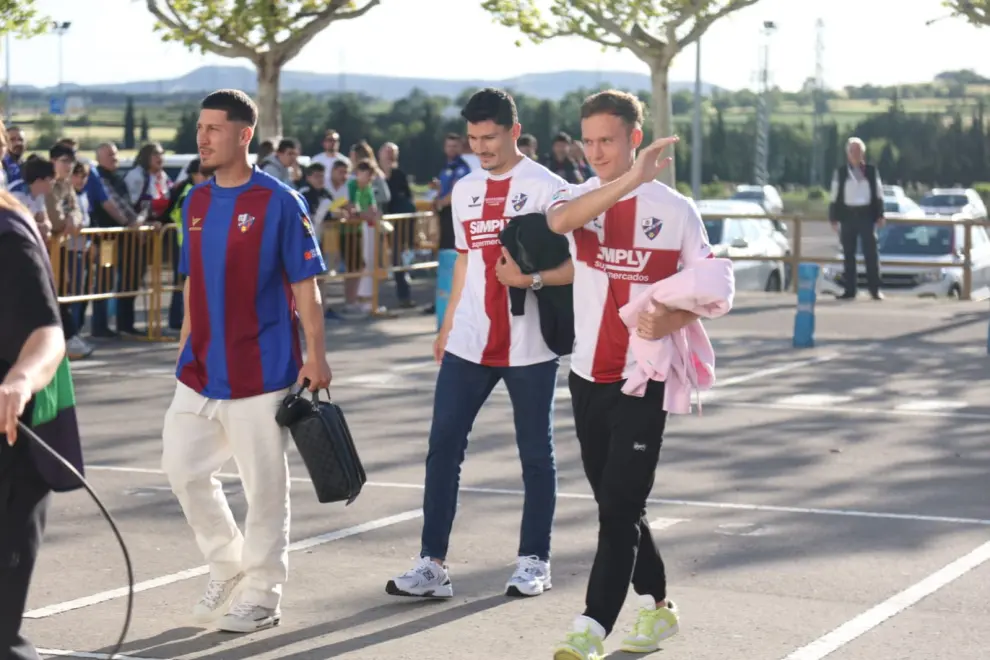 Los aficionados arropan a la SD Huesca a su llegada al Alcoraz
