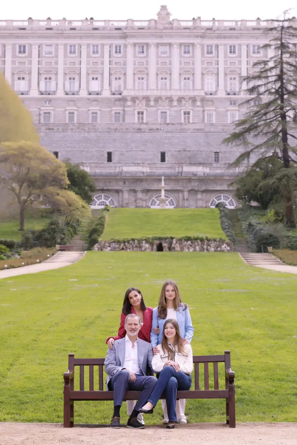 La Reina Letizia; la Princesa Leonor; la infanta Sofía y el Rey Felipe posan en los alrededores del Palacio Real. Las fotografías son con motivo del vigésimo aniversario que está a punto de cumplirse del enlace matrimonial de los reyes de España.