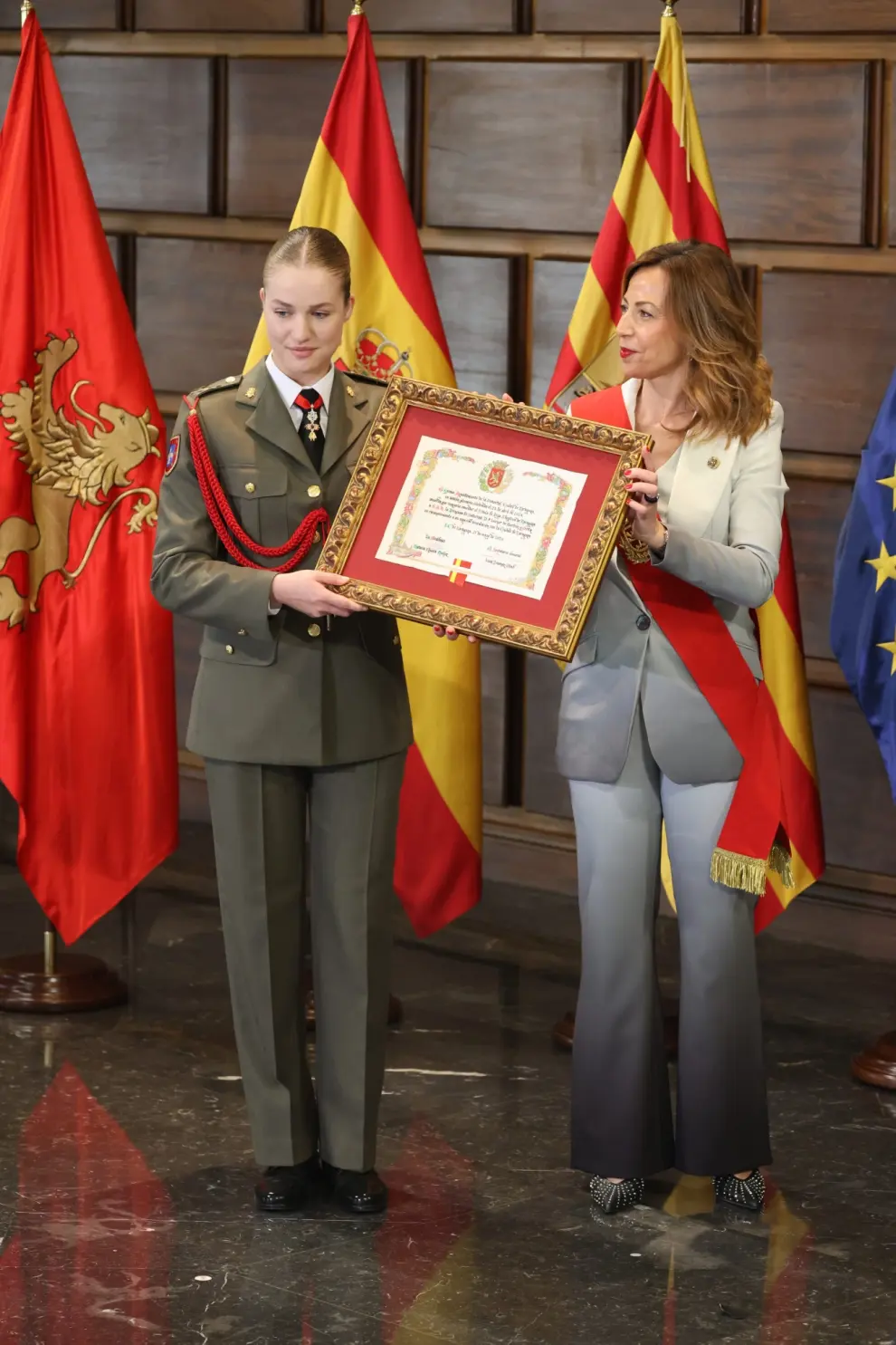 La princesa de Asturias, Leonor de Borbón, saluda al público después de recibir sendos homenajes por parte de las principales instituciones aragonesas y de la ciudad de Zaragoza