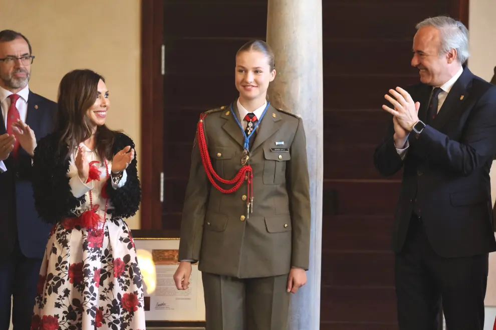 La princesa de Asturias, Leonor de Borbón, saluda al público después de recibir sendos homenajes por parte de las principales instituciones aragonesas y de la ciudad de Zaragoza