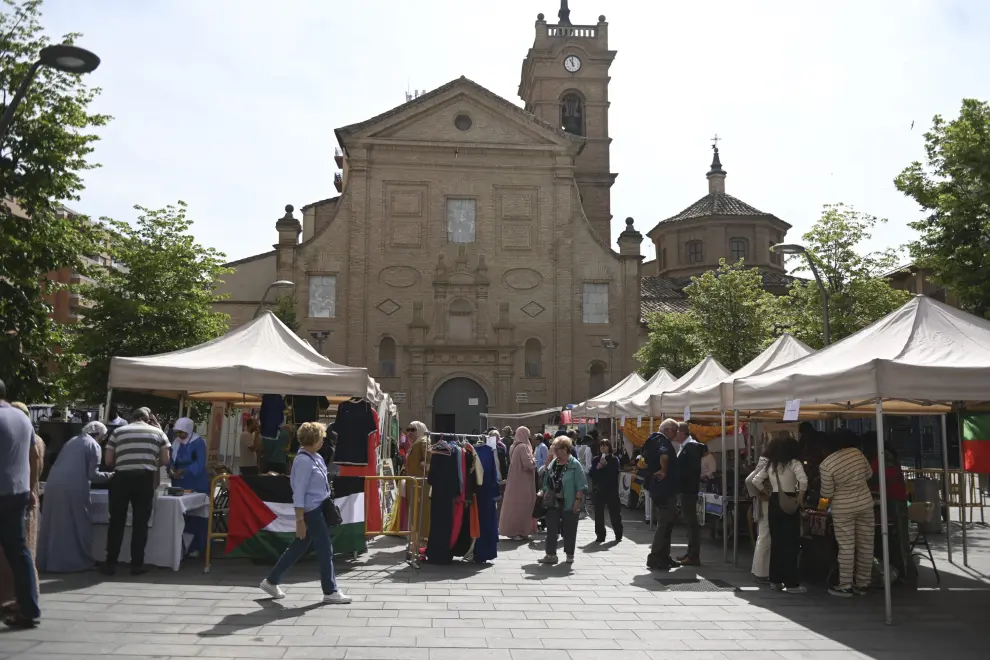 La plaza de Santo Domingo se convierte en una gran feria con música, artesanía, talleres de henna, caligrafía, pinta caras y otras actividades.