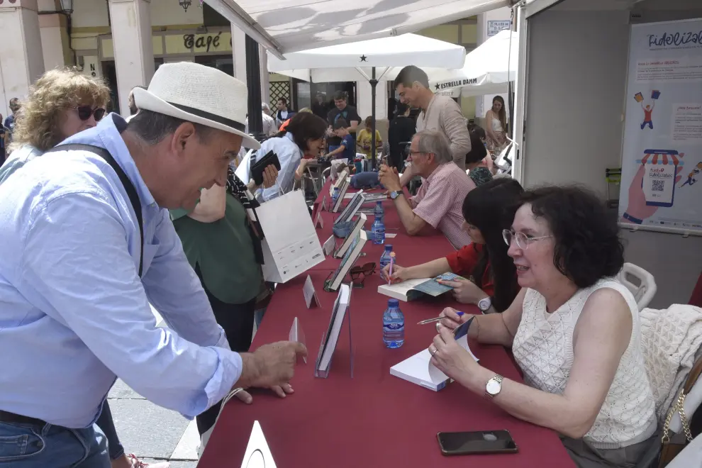 Autores, firmas y lectores este domingo en la plaza de Luis López Allué.