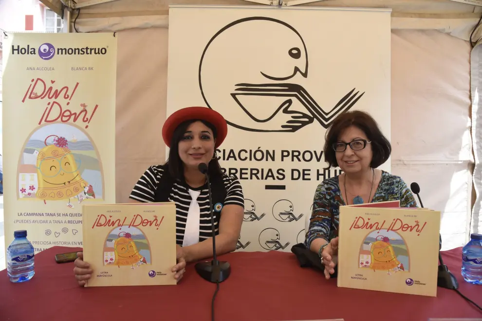 Autores, firmas y lectores este domingo en la plaza de Luis López Allué.
