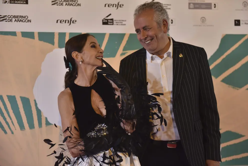 La noche del martes se convirtió en un homenaje a la vida artística de Victoria Abril, quien recbió el Premio Luis Buñuel del Festival entre el cariño y ovaciones de los oscenses, en un Teatro Olimpia a rebosar.