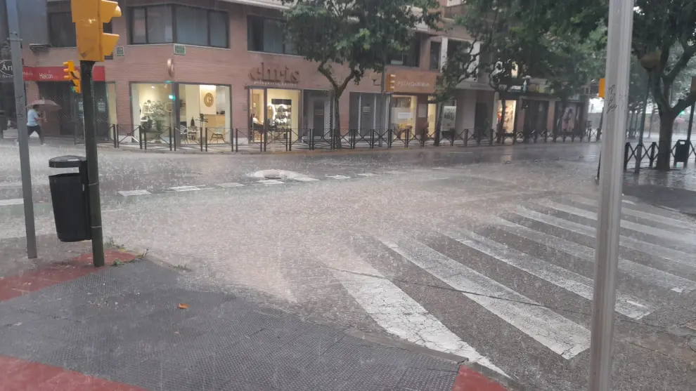 Así ha afectado la lluvia este mediodía al tráfico en la capital altoaragonesa.