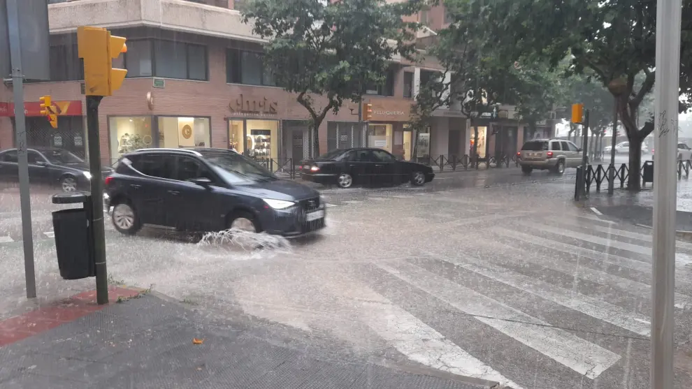 Así ha afectado la lluvia este mediodía al tráfico en la capital altoaragonesa.