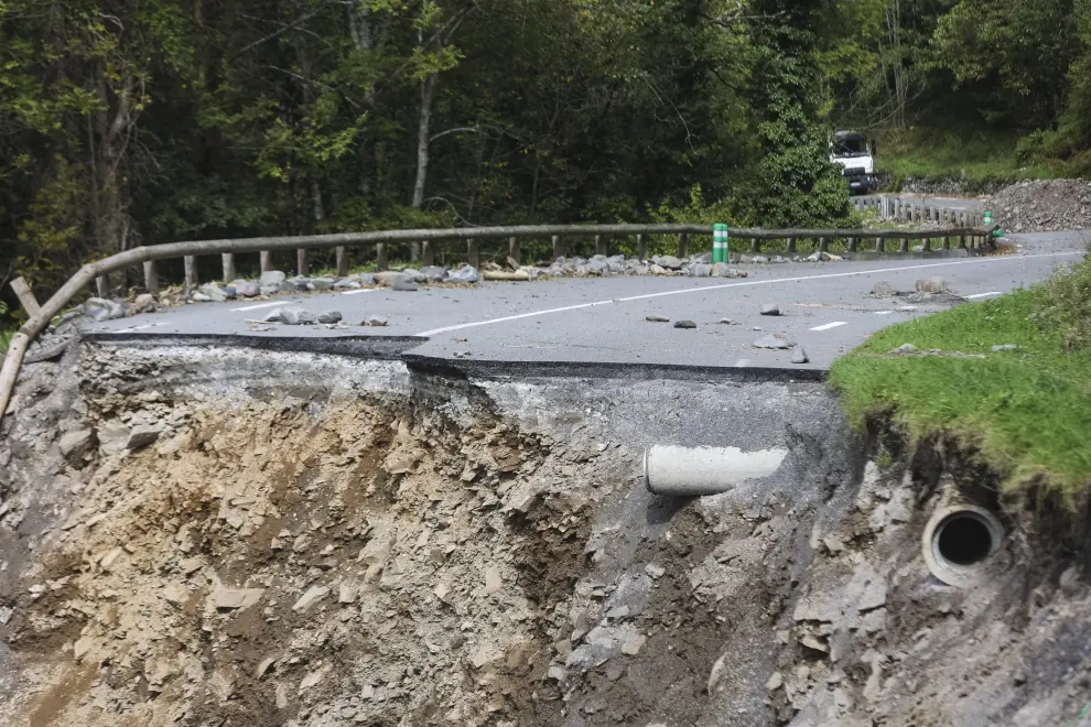 Socavón en la RN 134, un mes después de la dana