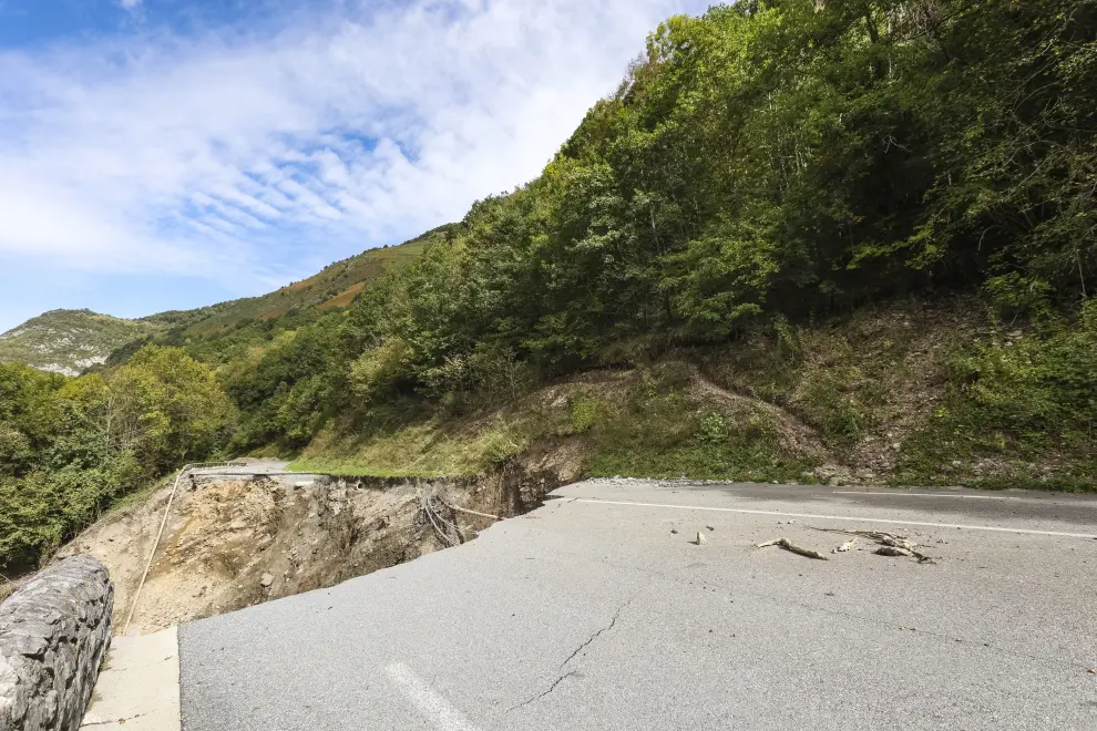 Socavón en la RN 134, un mes después de la dana