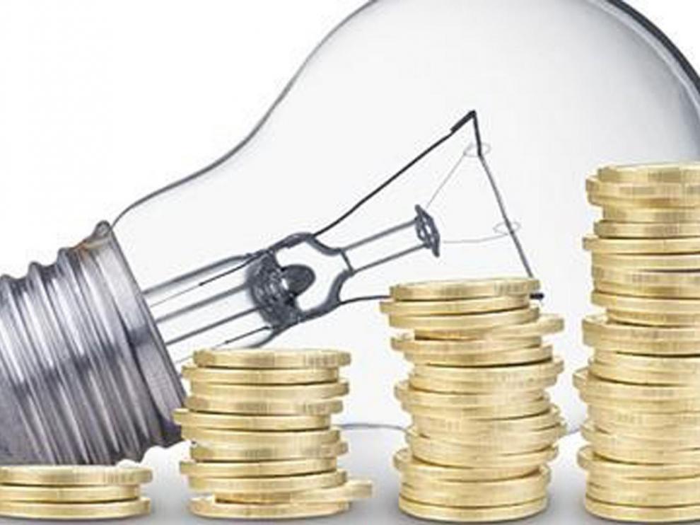 El precio de la luz en la primera quincena de julio cae un 35% con respecto al año pasado