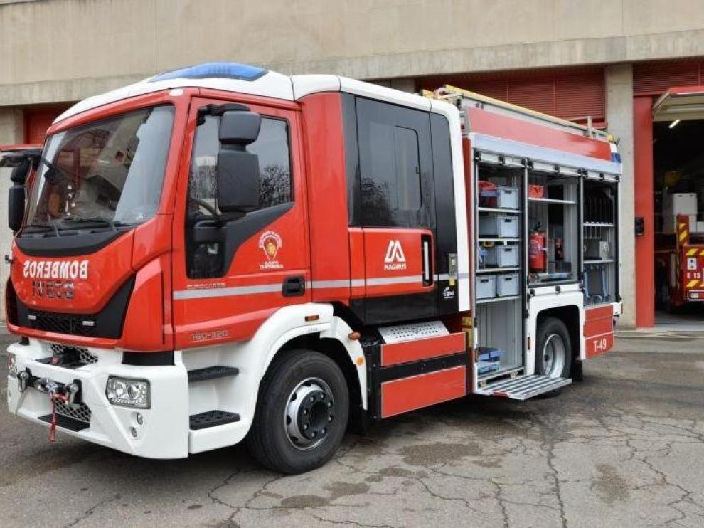 Bomberos trabajan en la extinción de un incendio en una industria de ascensores de Zaragoza