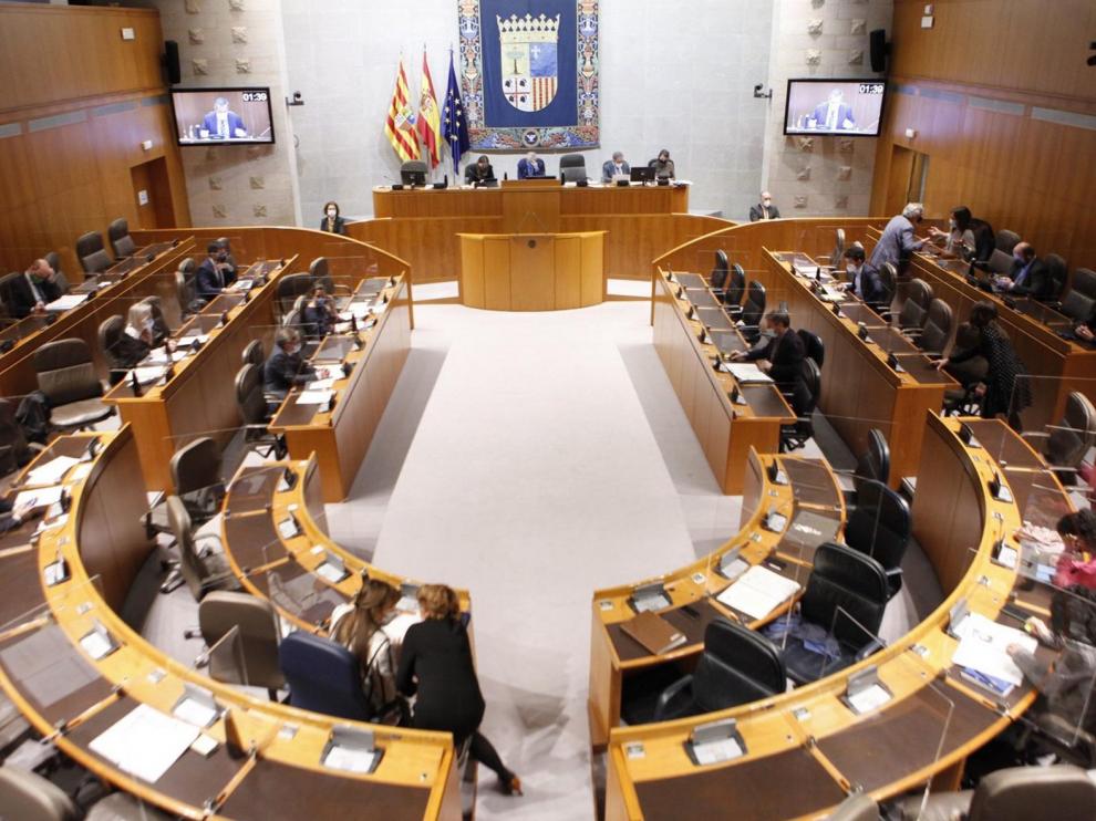 Las Cortes de Aragón rechazan las ayudas directas por el cierre de las estaciones