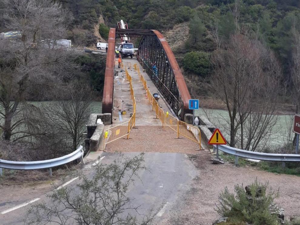 Obras en el Puente de Santa Eulalia de Gállego esta semana.