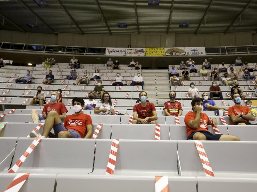 Público con mascarillas y distancia de seguridad en el Palacio de los Deportes para ver un partido del Bada