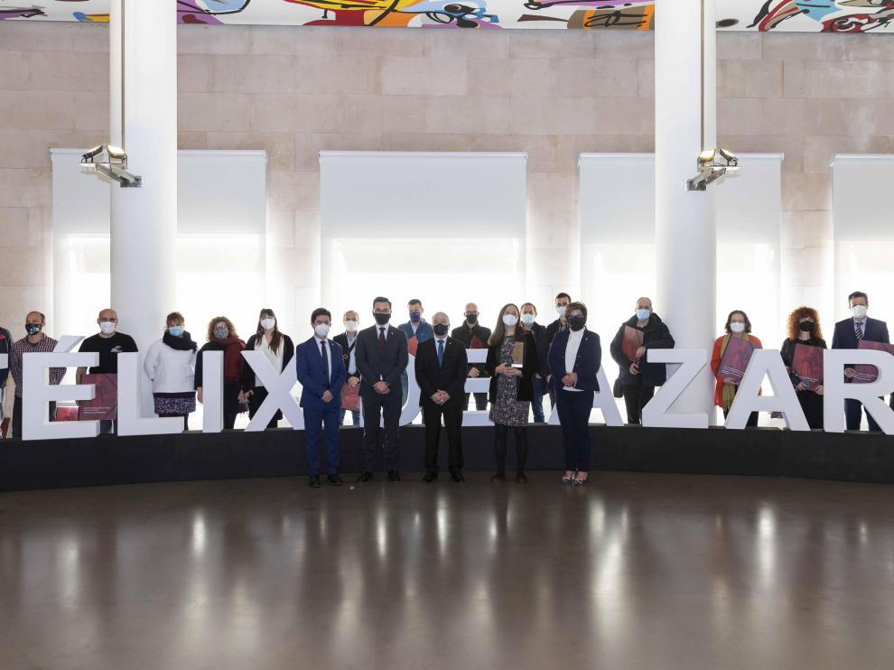 Foto de familia de autoridades y premiados.