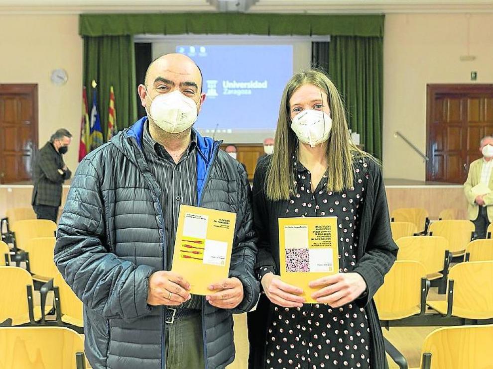 Antonio Eíto e Iris Campo mostrando sus trabajos