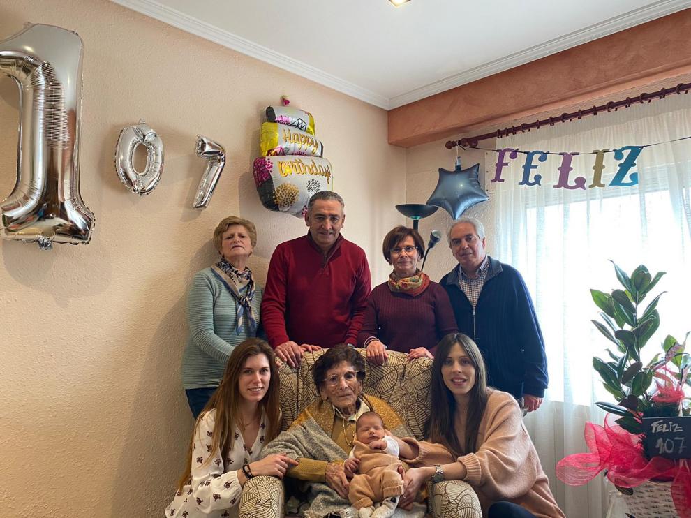 Generosa junto a su familia el día de su 107 cumpleaños