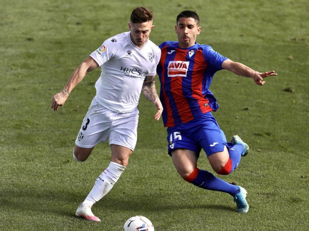 Pablo Maffeo vio la cuarta amarilla de la temporada en la visita al Eibar, al igual que Javi Galán.
