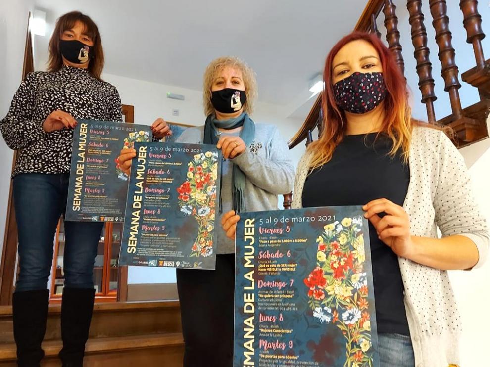 Nuria Pargada, Gabriela Ranga y Marta Luis muestra el cartel de la Semana de la Mujer.