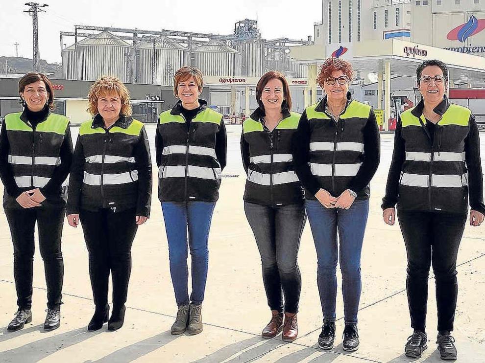 Nieves Peropadre, cuarta por la izquierda, junto al resto de mujeres de su equipo directivo.