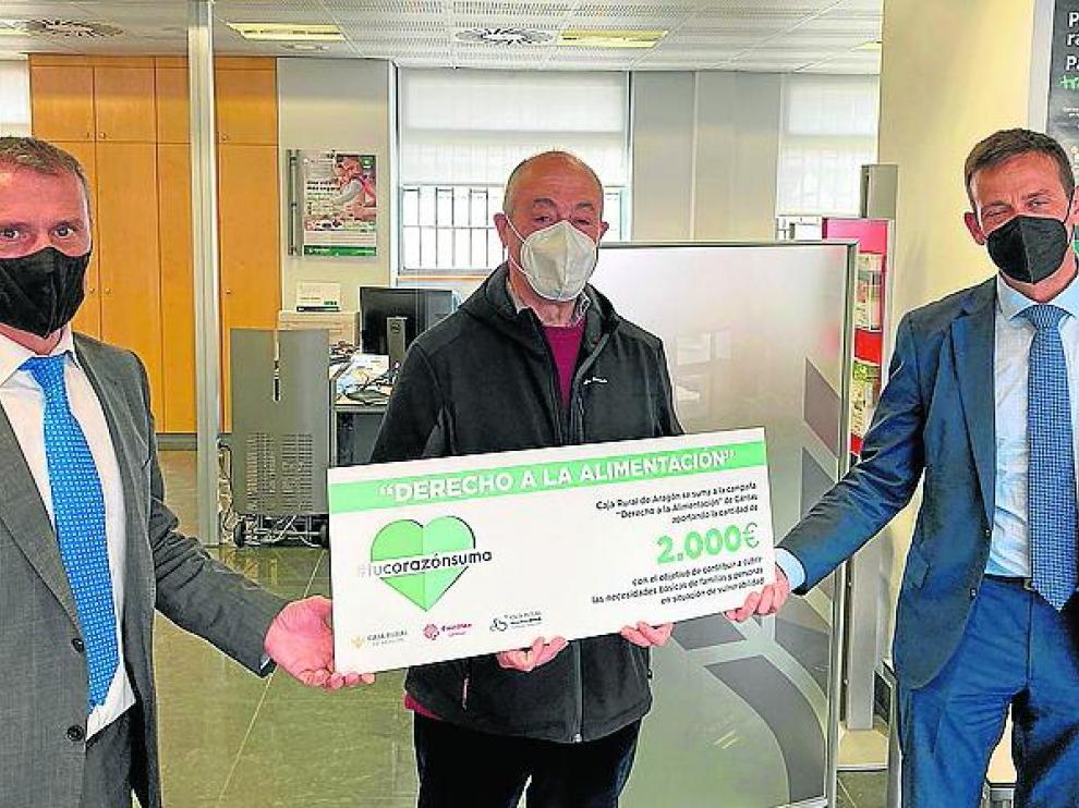Fernando Baratech, Ramón Botín y Alejandro Lanuza, con el cheque de Caja Rural para Cáritas.